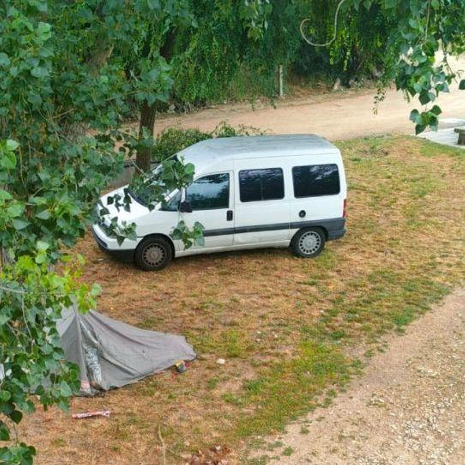 Un camping improvisado cerca de la pasarela que pasa para la Lonia.