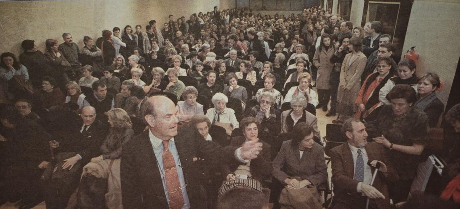El doctor Hernán Cortés ante la sala del Simeón repleta de público.