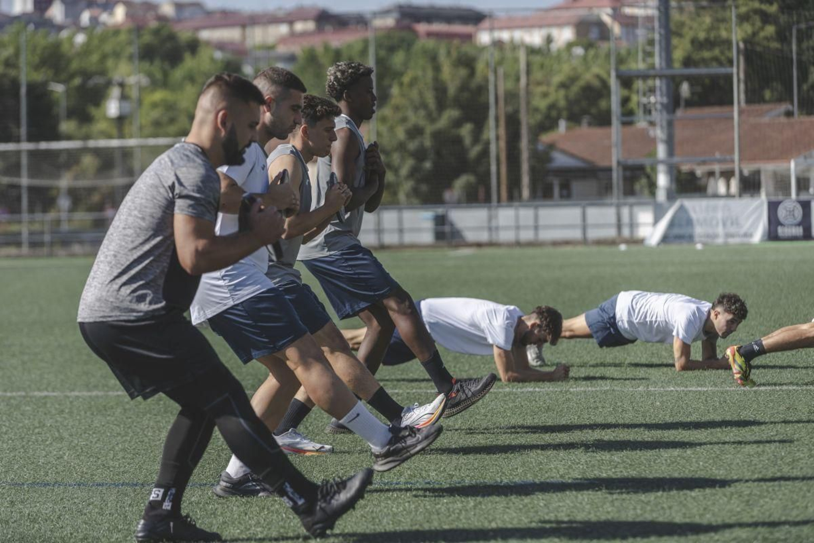 Los jugadores del Ourense CF, durante un entrenamiento en Oira.