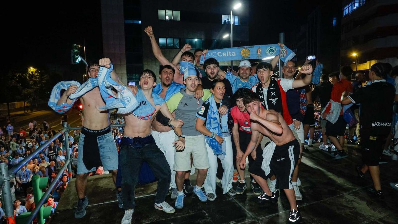 Galería | La afición celeste celebra el billete a Europa del Celta