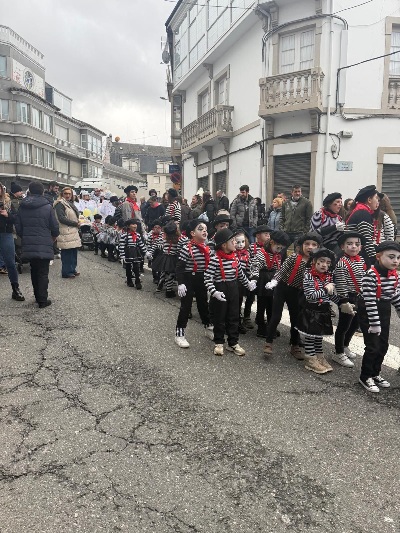 Galería | Los niños llenan de color las calles de Viana do Bolo por el Día de Comadres y Compadres