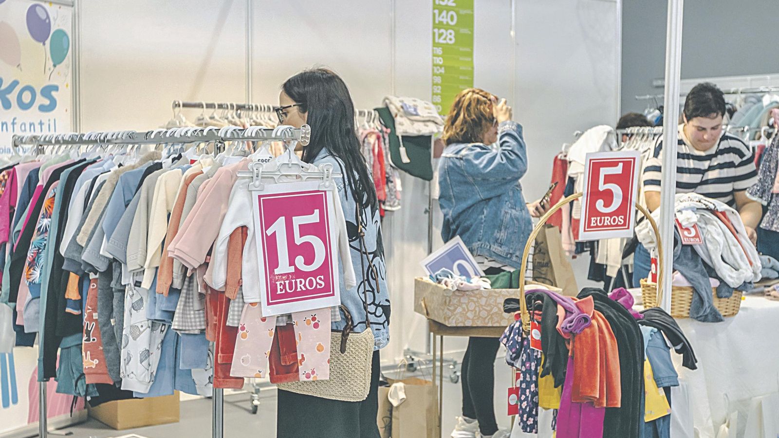 Algunas de las personas que se acercaron para hacer sus compras en el recinto.