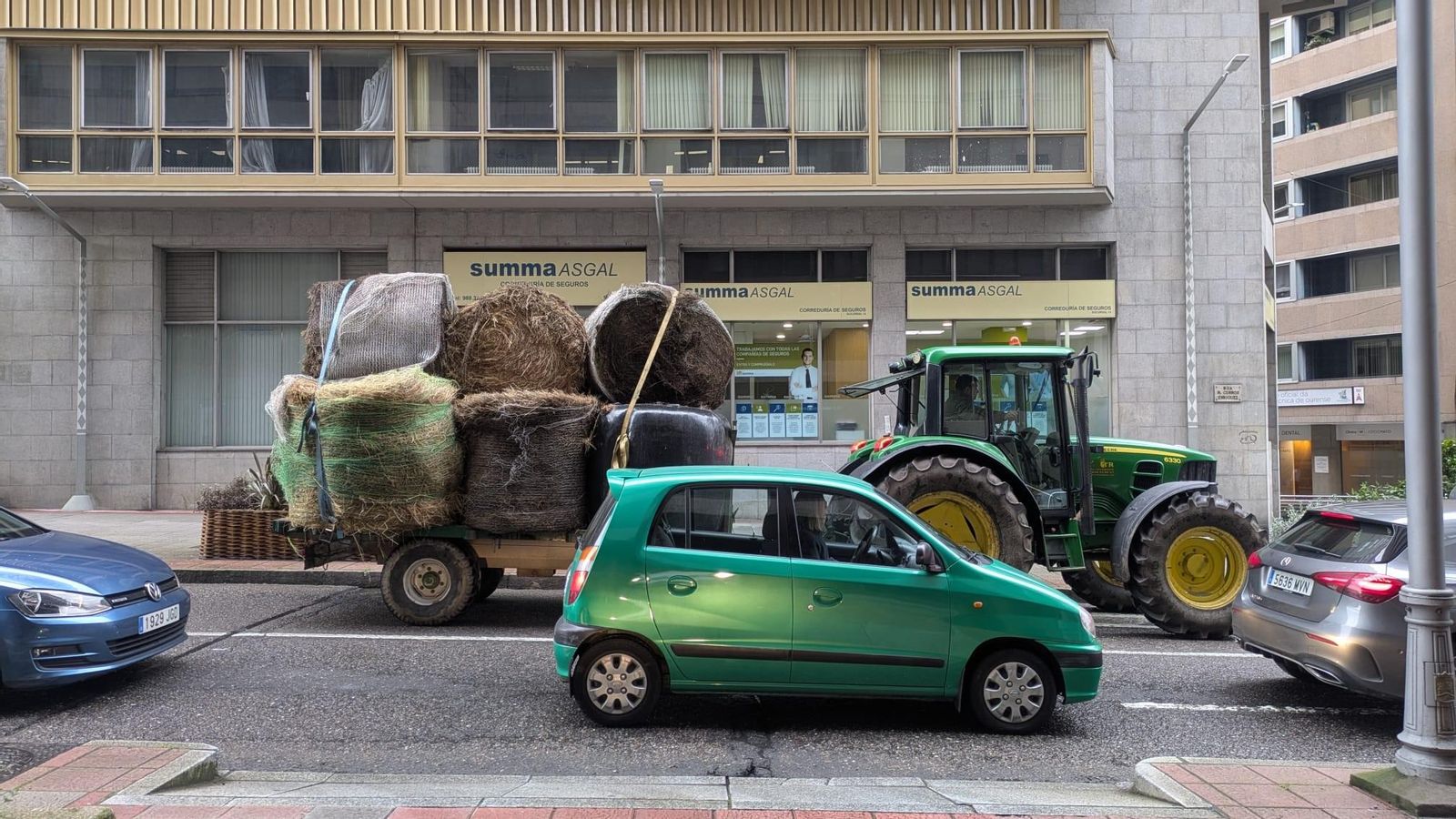 Un tractor carga con los bloques de paja de la Subdelegación