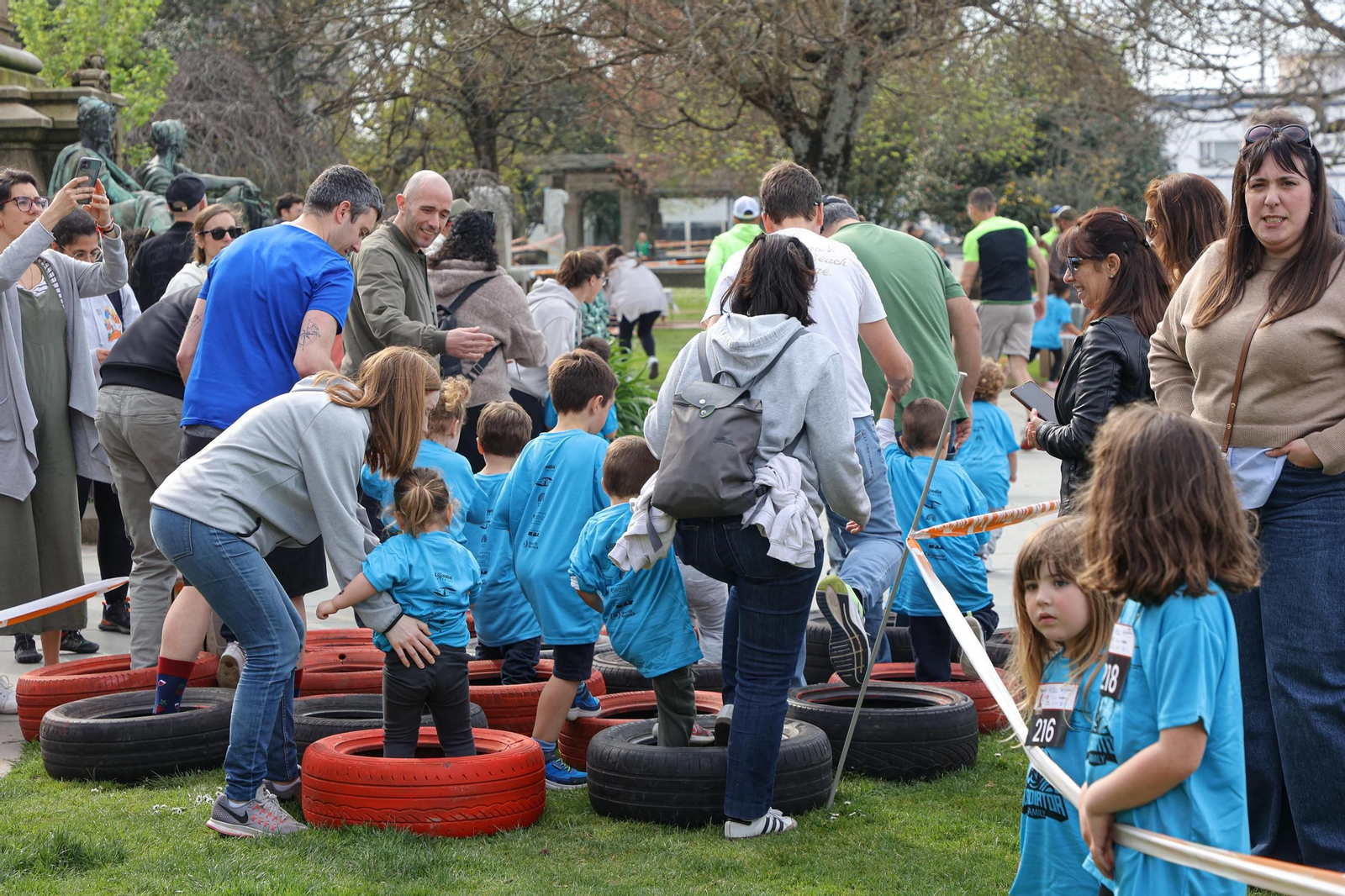 Los menores lo pasaron en grande en la original carrera de obstáculos.