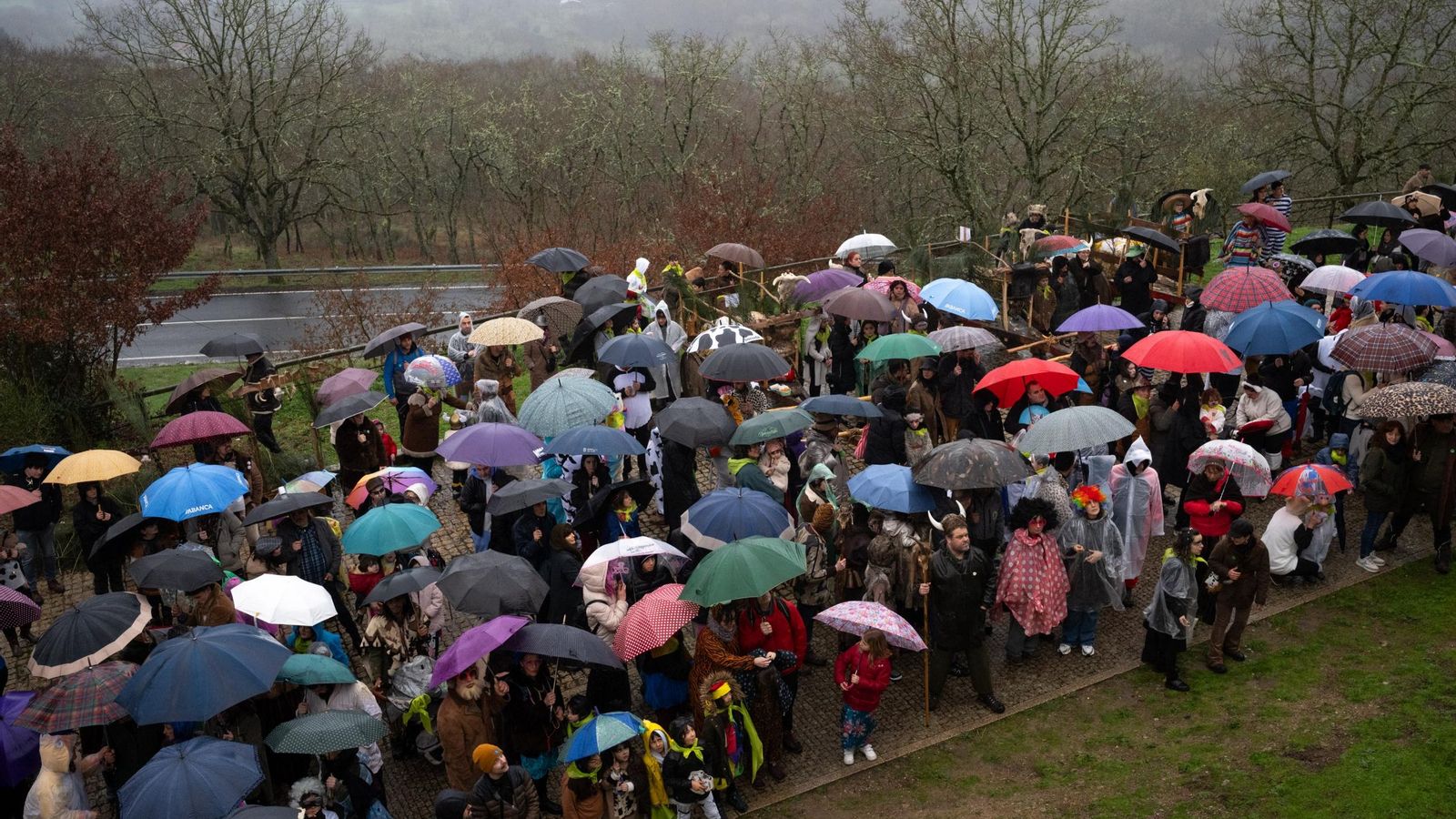 Un mar de paraugas para combater a chuvia.