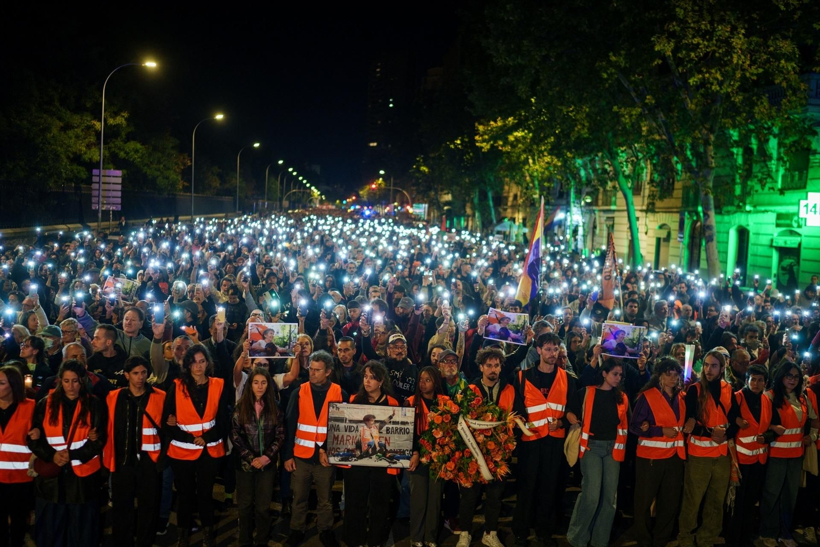Cientos de personas con lintrnas durante la manifestación en recuerdo de Maricarmen en Madrid.