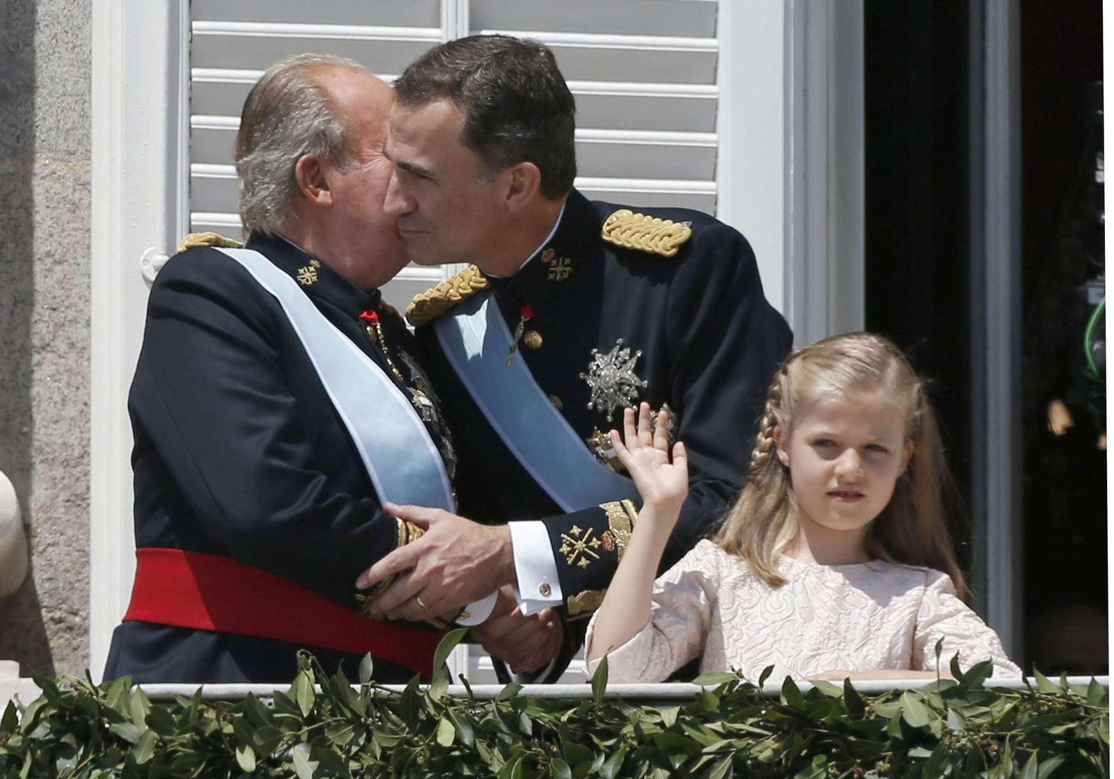 El rey Felipe VI besa a su padre en presencia de su hija y heredera, la princesa Leonor.