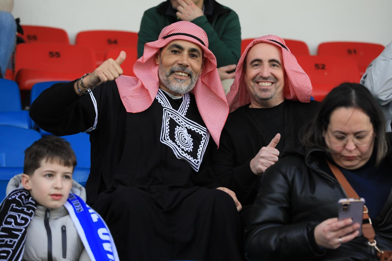 Galería | Goles y disfraces en el regreso del Ourense CF a O Couto