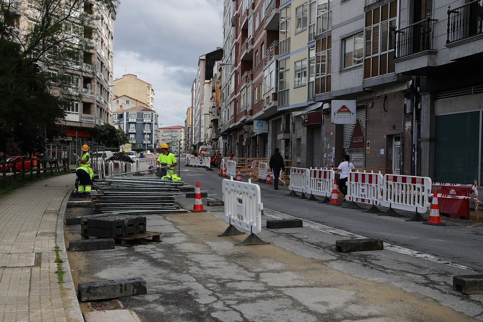 Desarrollo de trabajos de emergencia por la empresa Misturas en la avenida de Portugal