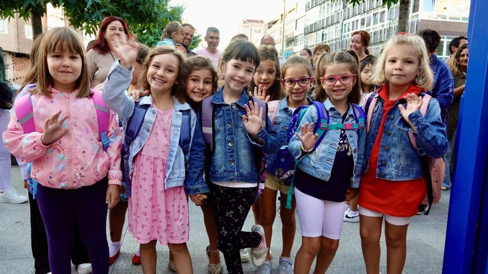 Varias niñas saludan a cámara el primer día de clase. // Vicente Alonso