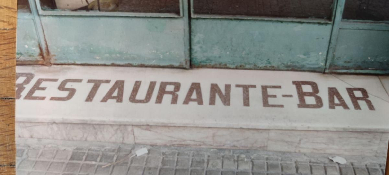 “Restaurante La Sirenita”, casa de comidas típica con mantel de cuadros en las mesas, de la calle del Progreso frente a la Audiencia. Cerró en los noventa.
