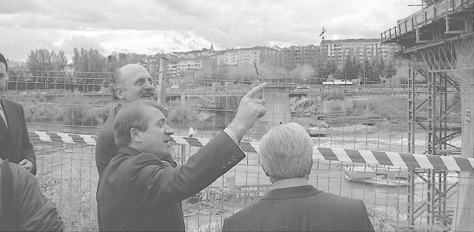 La construcción del emblemático Puente del Milenio hace 25 años cambiaba el skyline de Ourense, en fotos