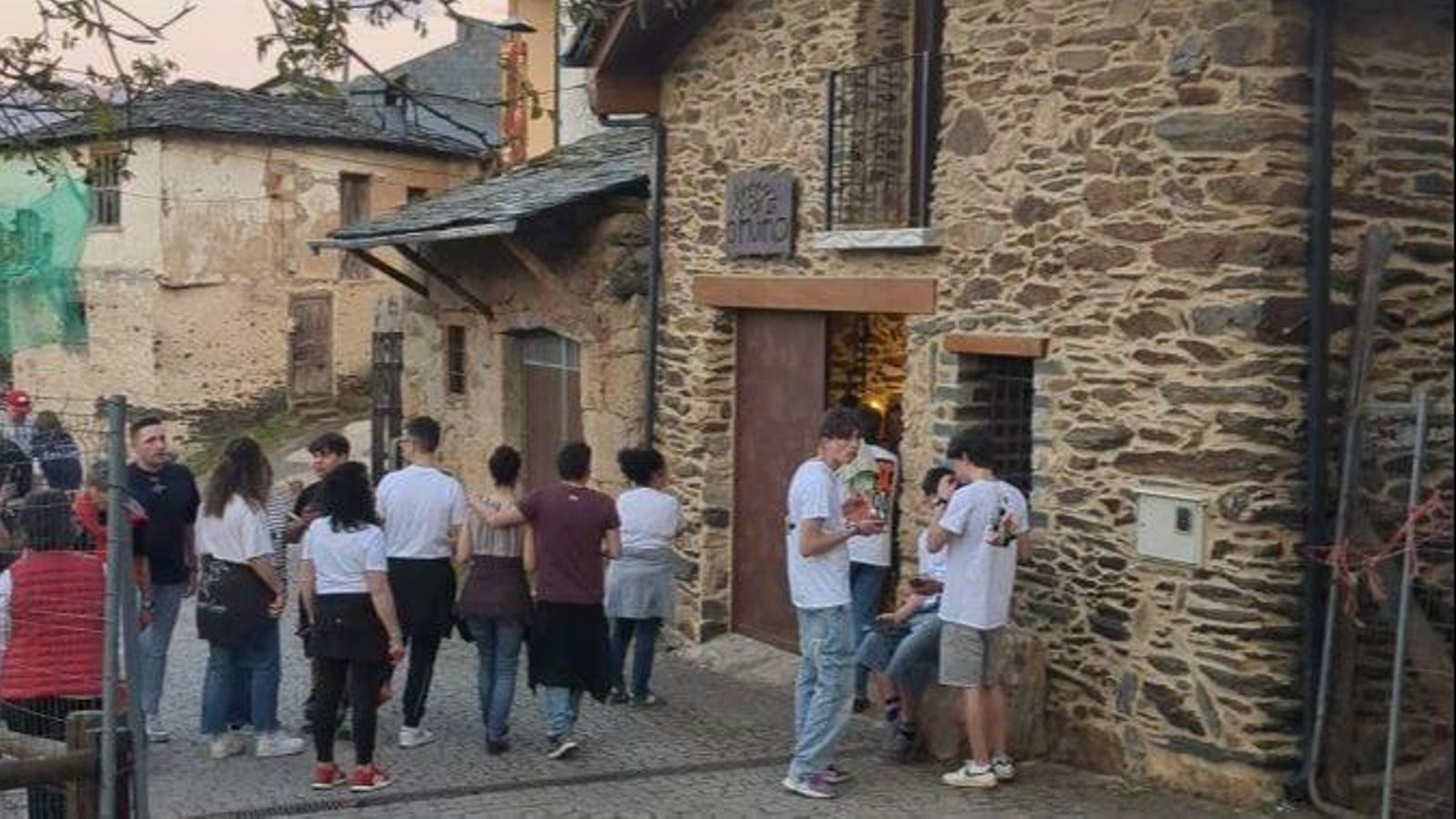 Un grupo de jóvenes a la entrada de una de las covas del núcleo rural.