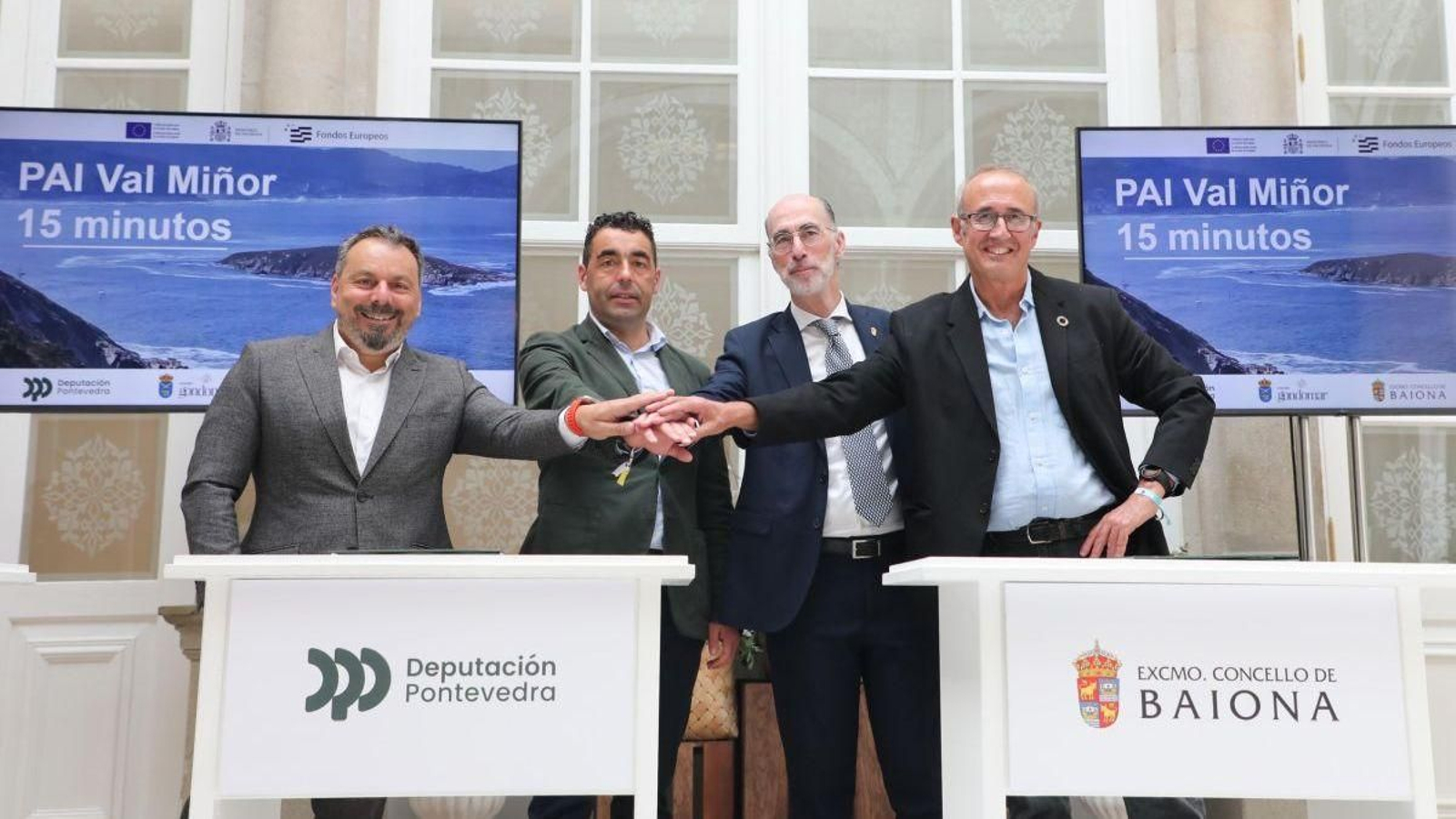 Los tres alcaldes de los municipios de Val Miñor con el presidente de la Diputación, Luis López.