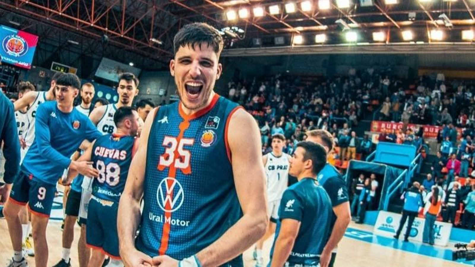 Rodri Seoane celebra el ascenso con el CB Tizona.