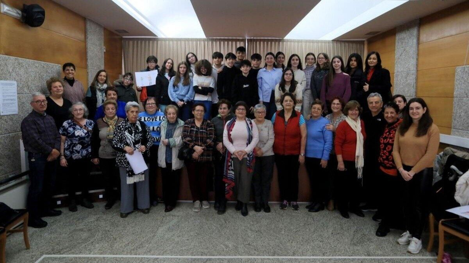 Participantes del taller intergeneracional con monitores y organizadores del evento. | Foto: José Paz