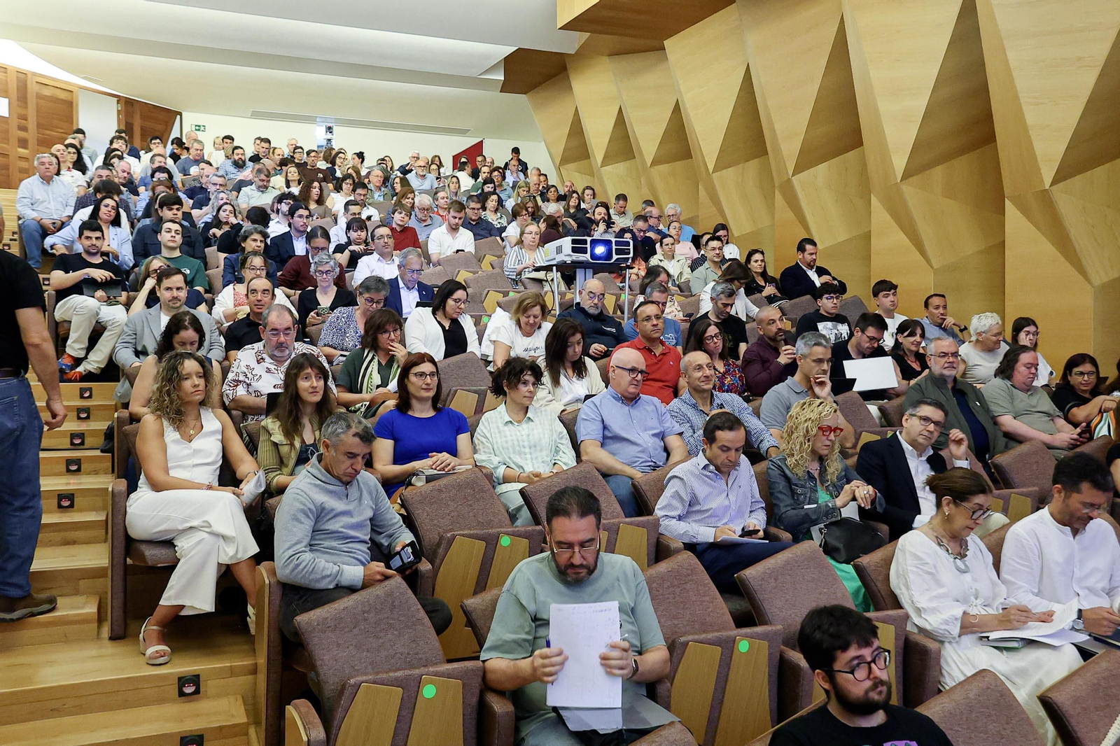 Los más de 200 miembros del Claustro elegidos el pasado 6 de mayo, en el auditorio del edificio Ernestina Otero.