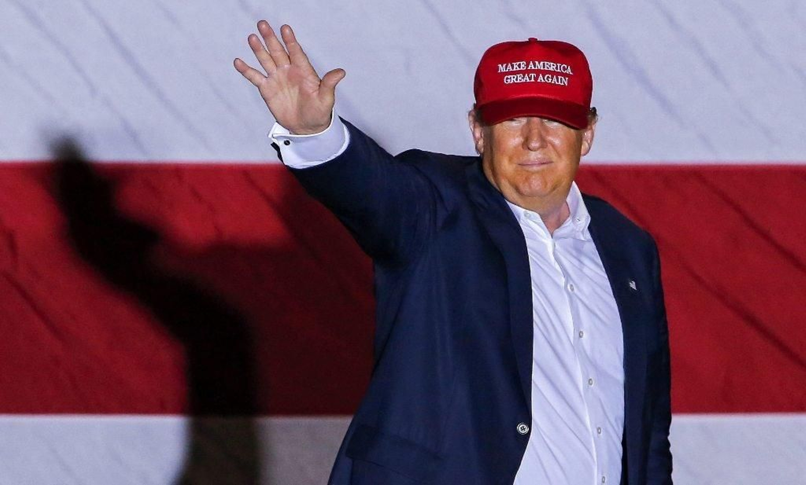 Trump saúda ós seus nun acto da campaña republicana.