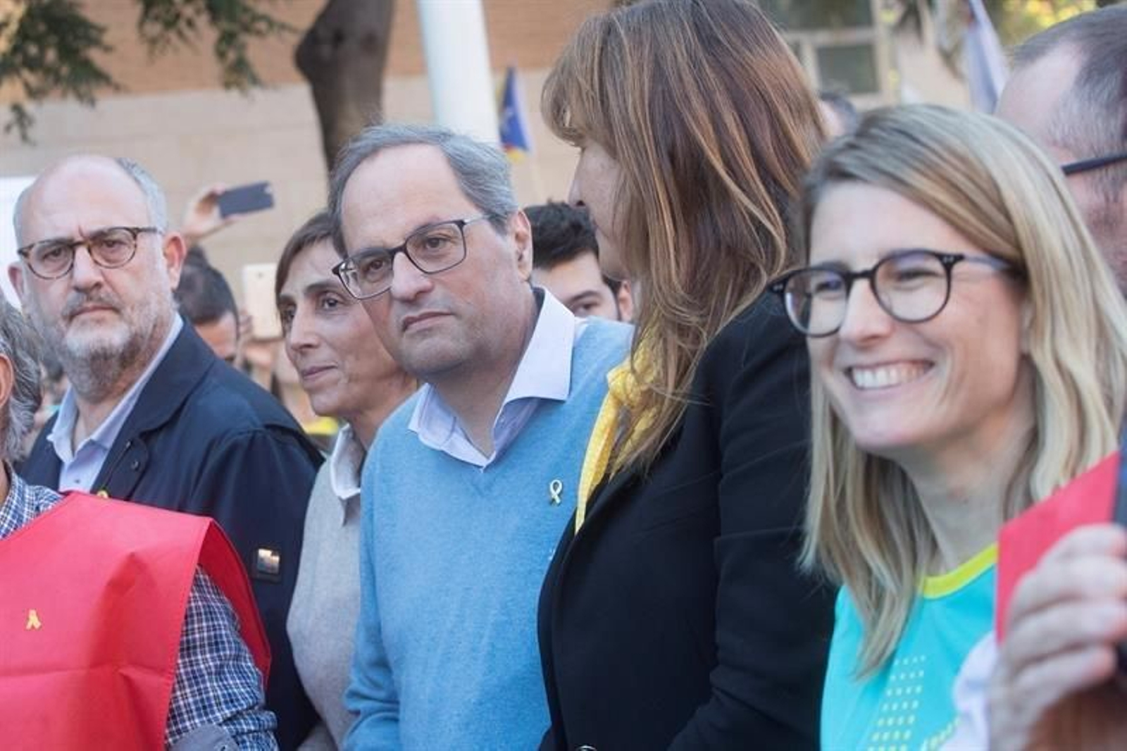 El presidente de la Generalitat, Quim Torra (c), durante la manifestación en la que miles de personas se han concentrado en la calle Marina de Barcelona