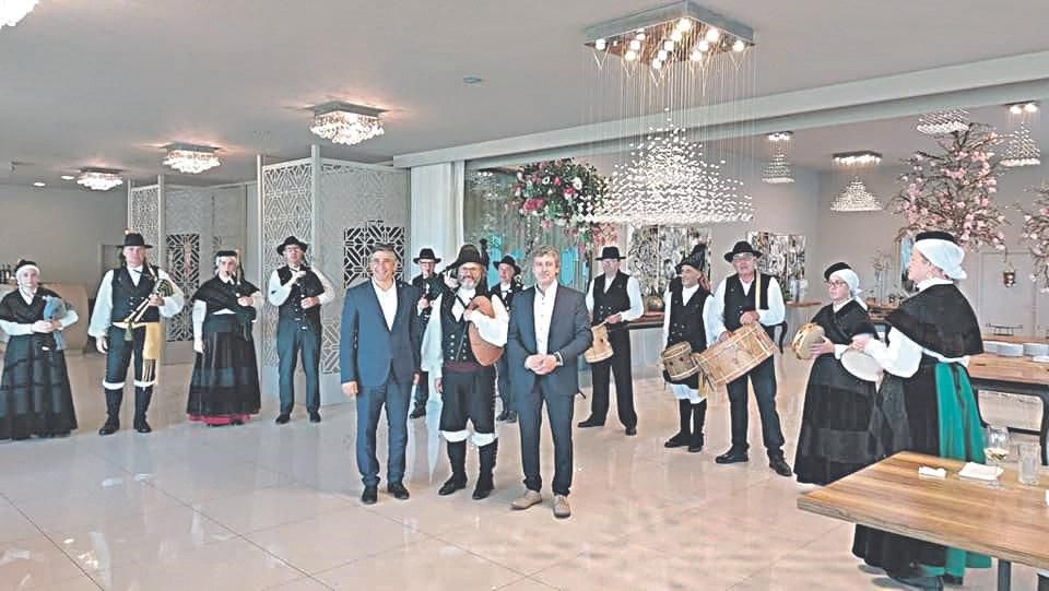 Alberto Costa y Antonio Puga, con la Banda de Gaitas de Celanova, en el acto de Santo Tirso.
