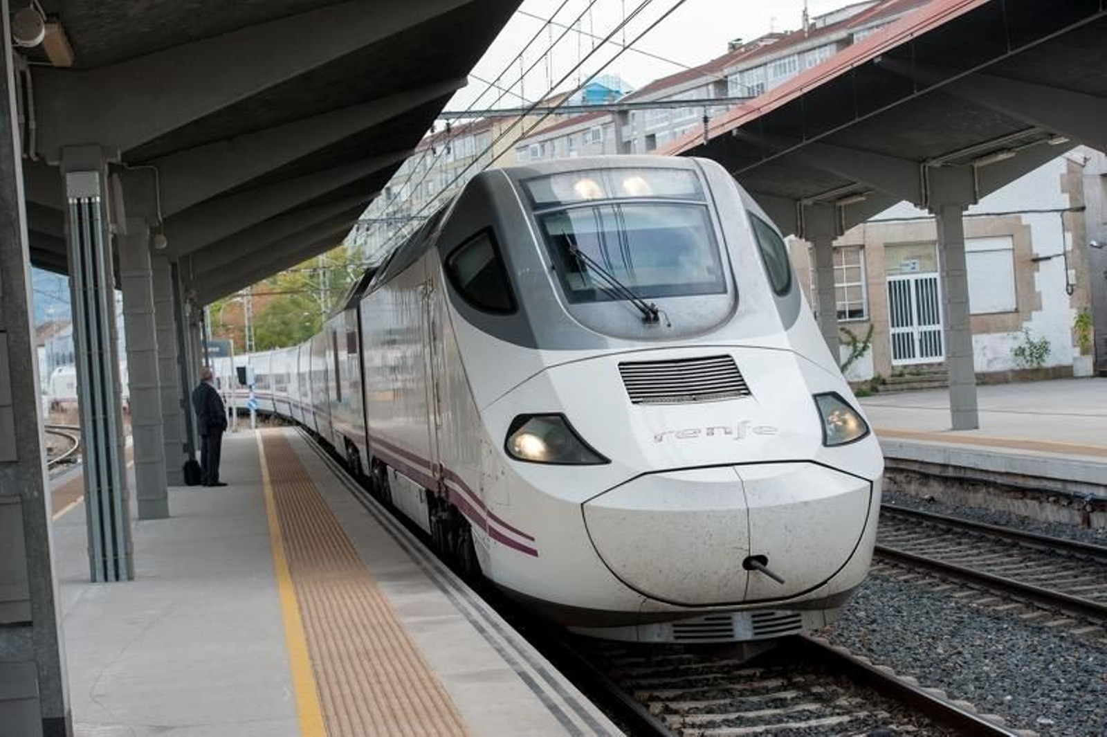 Un Alvia en la estación de Ourense (ÓSCAR PINAL).