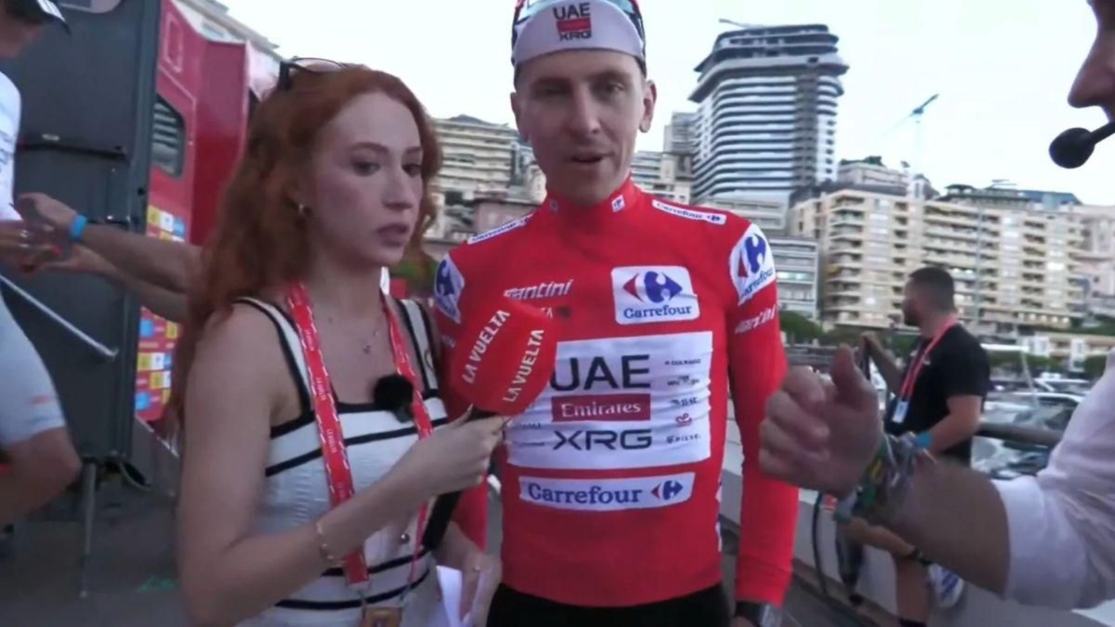 Erola Jons conversa con Tadej Pogacar durante La Vuelta.