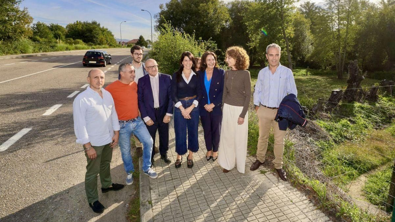 La conselleira con ediles del PP y técnicos, ayer, en Cangas.