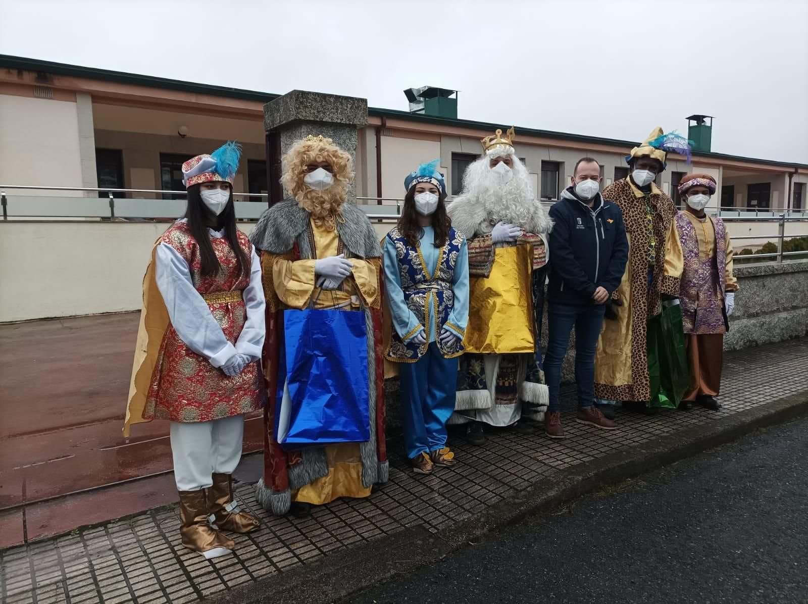 O IRIXO. Los Reyes Magos hicieron parada en O Irixo visitando a los mayores residentes en el geriátrico y fueron recibidos por los niños y niñas de la localidad.