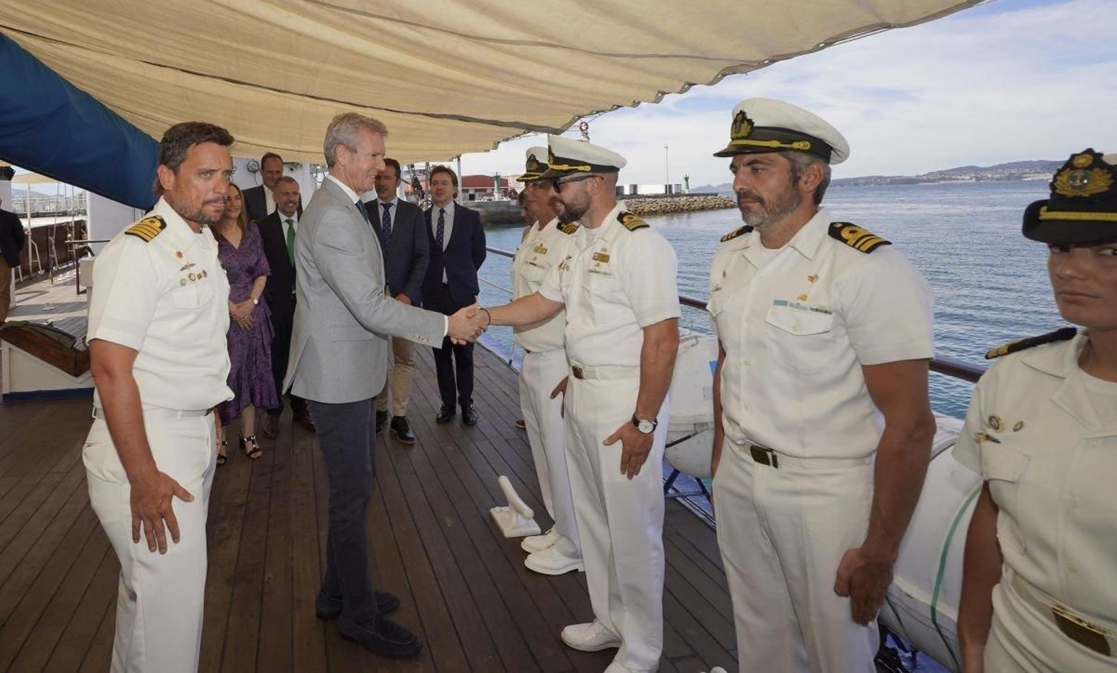 El presidente de la Xunta Alfonso Rueda saluda a la tripulación de la embarcación “Capitán Miranda”.