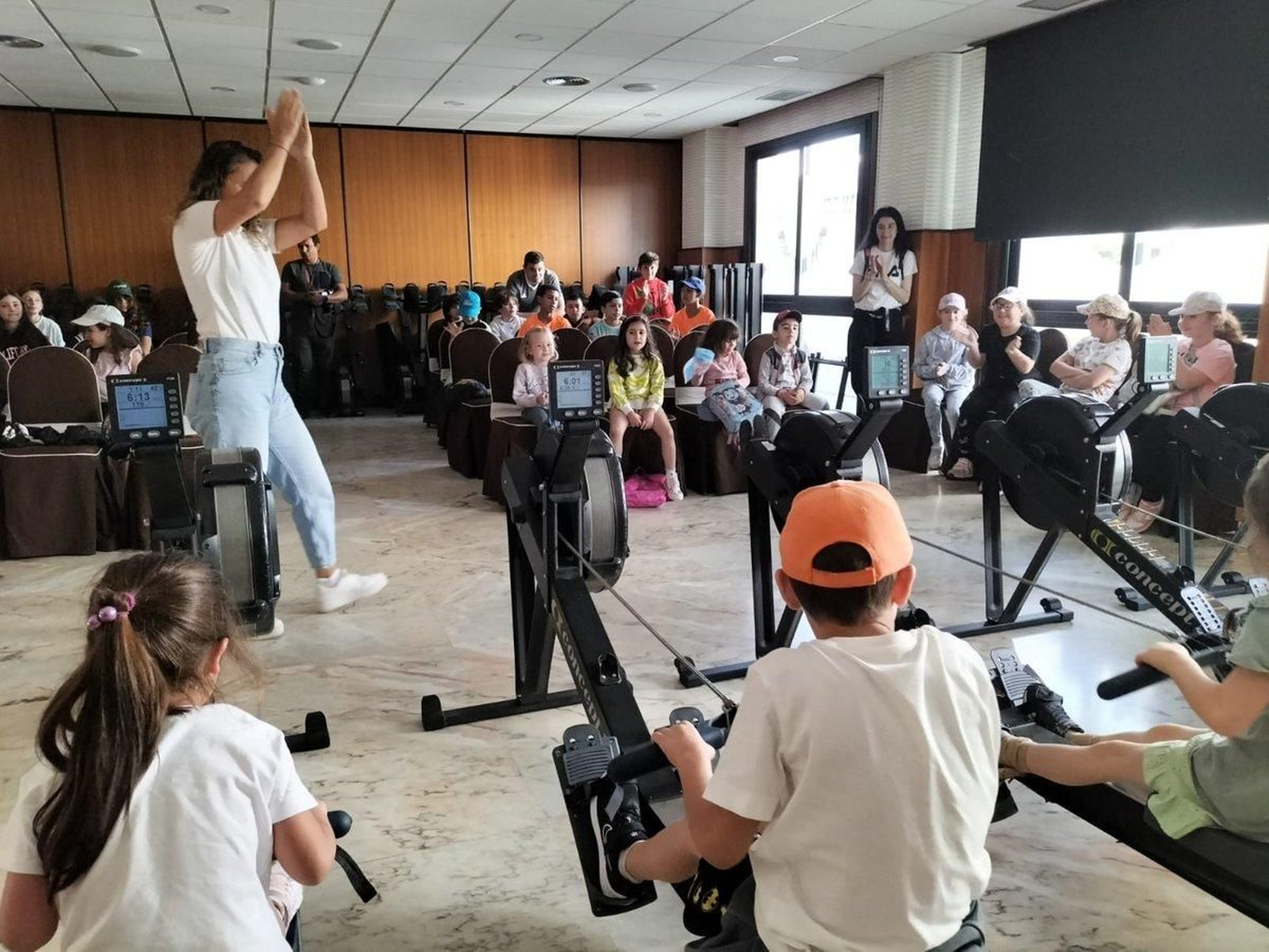 Actividad de piragüismo del CEIP Carmen García Carrasco en Cenlle.