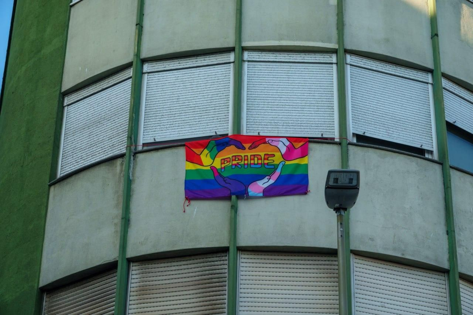 Una de las banderas en Vigo durante el Día del Orgullo, frente a los discursos de odio.