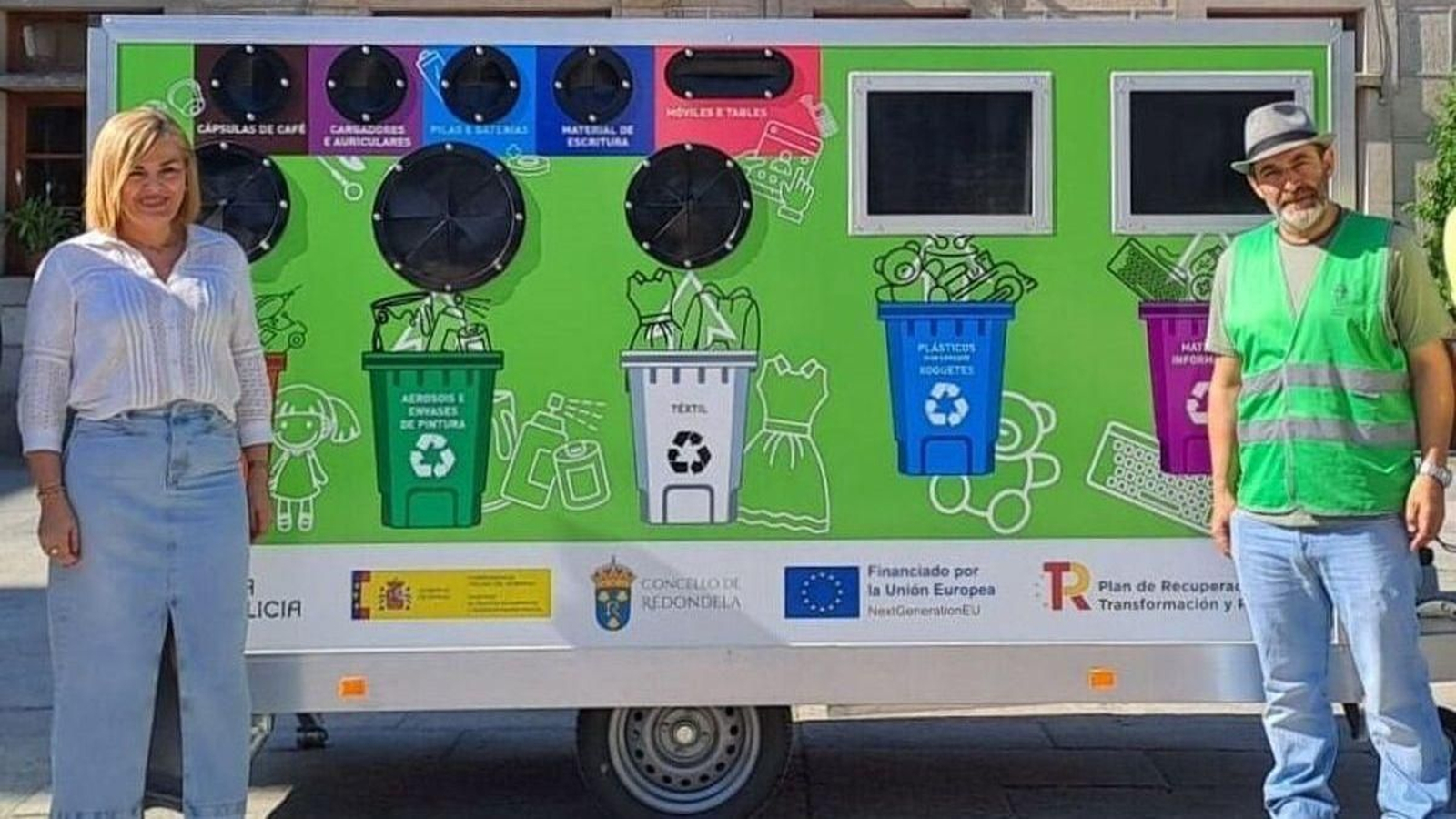 La alcaldesa Digna Rivas posa junto a uno de estos puntos limpios móviles con ranuras de recogida selectiva.