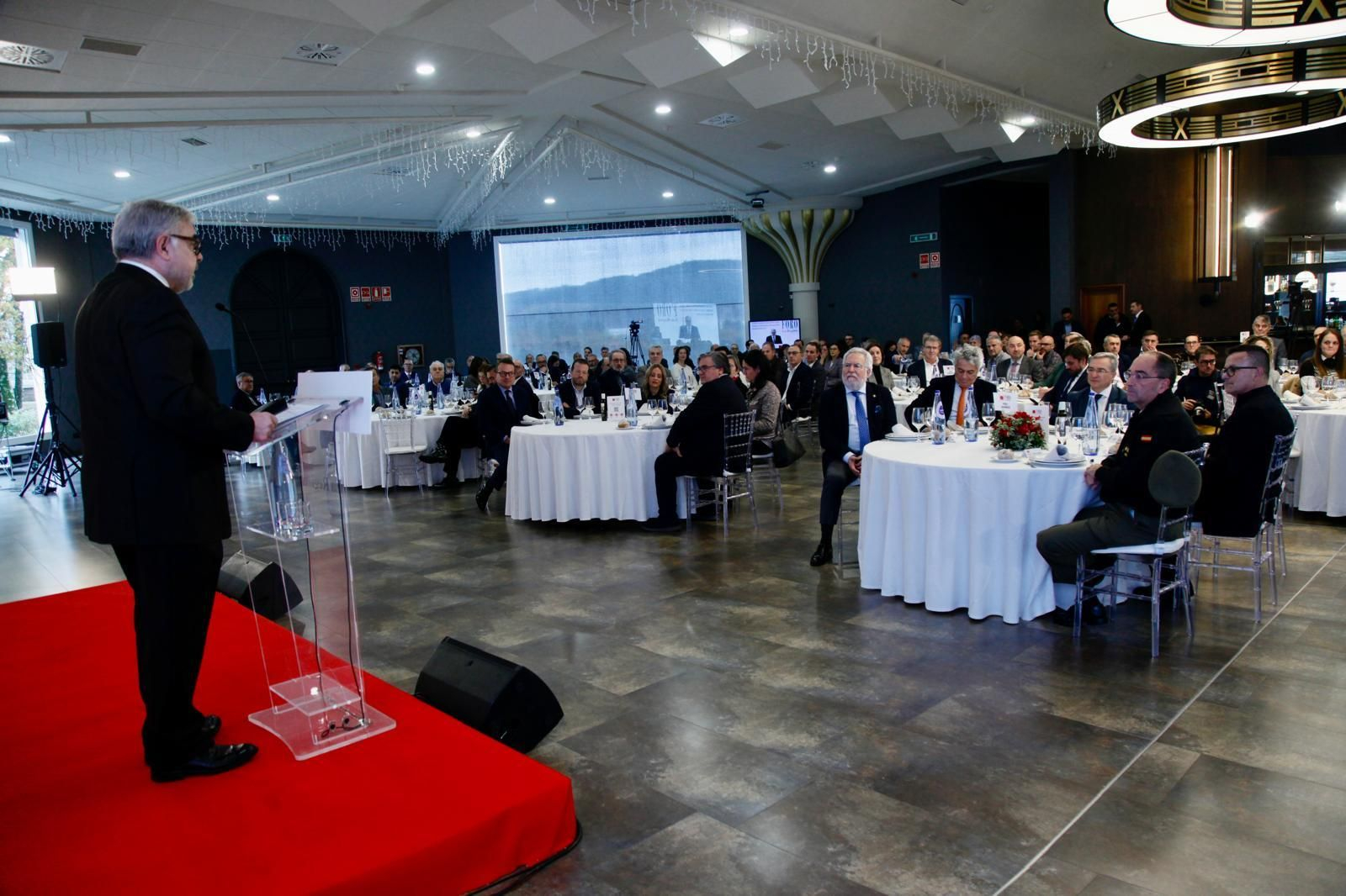 Galería | Luis Menor, el presidente de la Diputación de Ourense, en el Foro La Región, en imágenes
