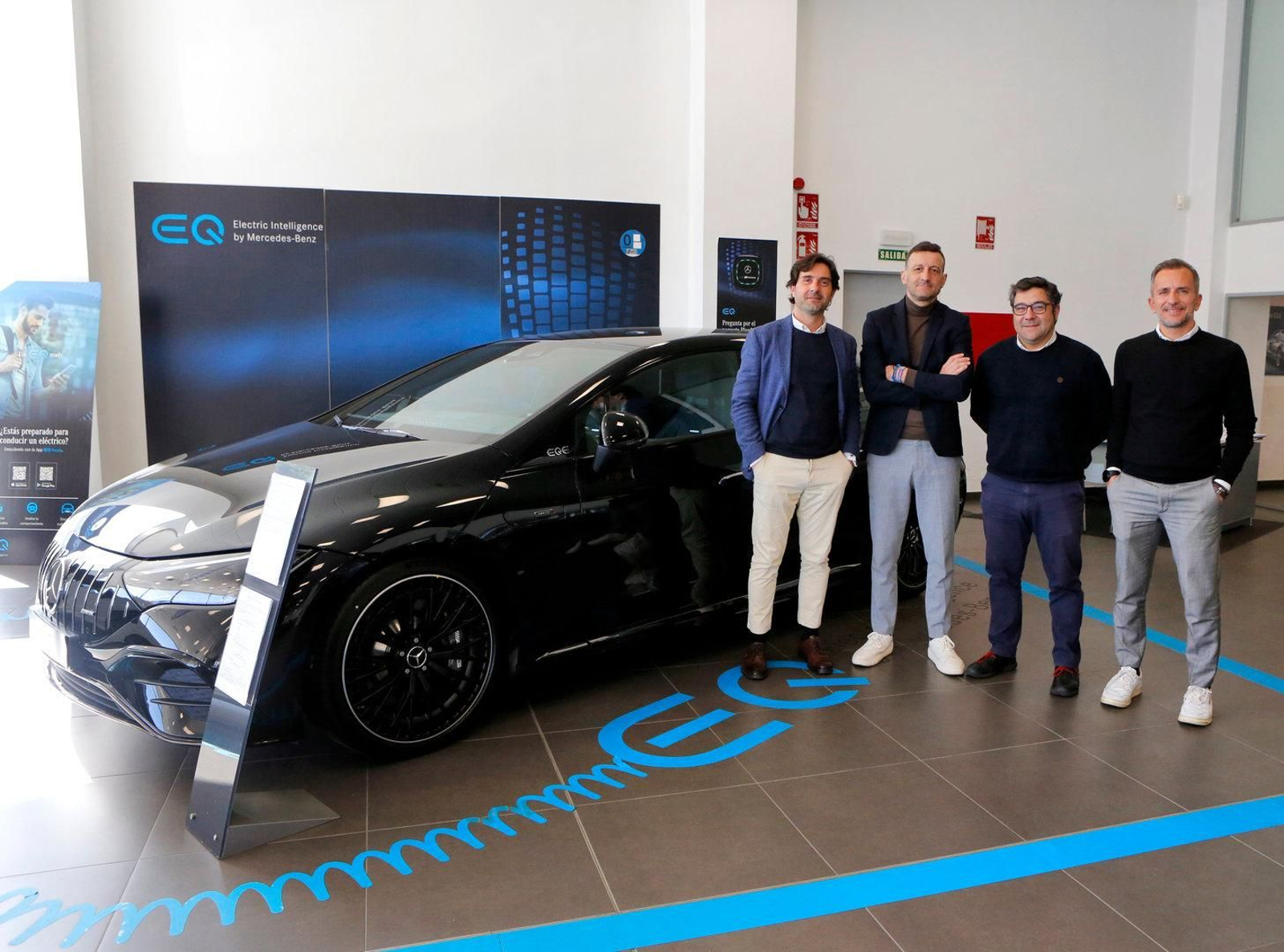 El responsable de Mercedes Benz Louzao, Diego Fernández, con el resto del equipo de ventas.