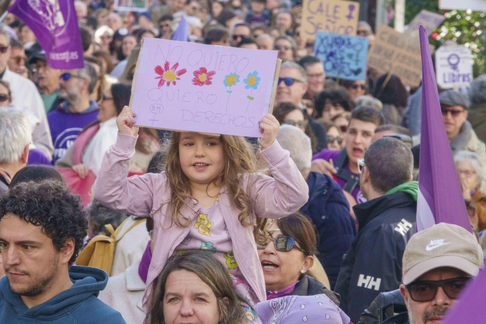 Galería | Las calles de Vigo se pintan de morado por el Día Internacional de la Mujer