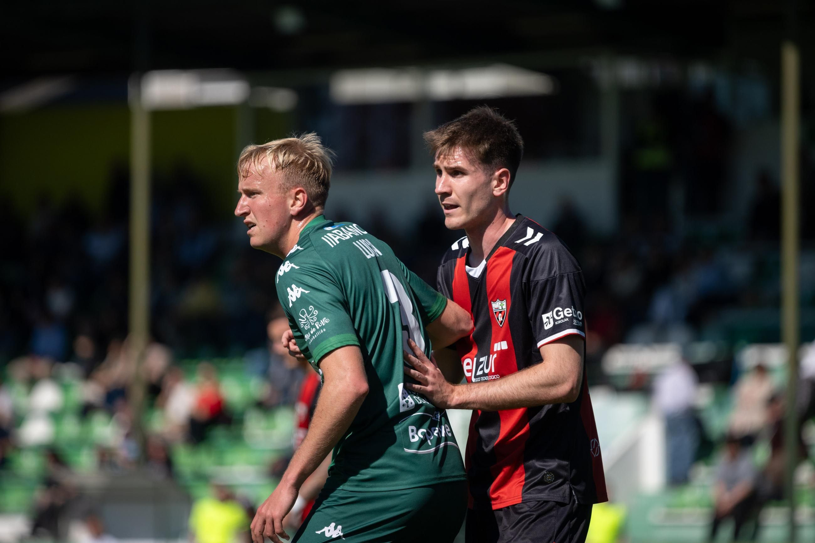 Galería | El Arenteiro cae en una tarde soleada de Domingo de Pascua en Espiñedo (1-2)