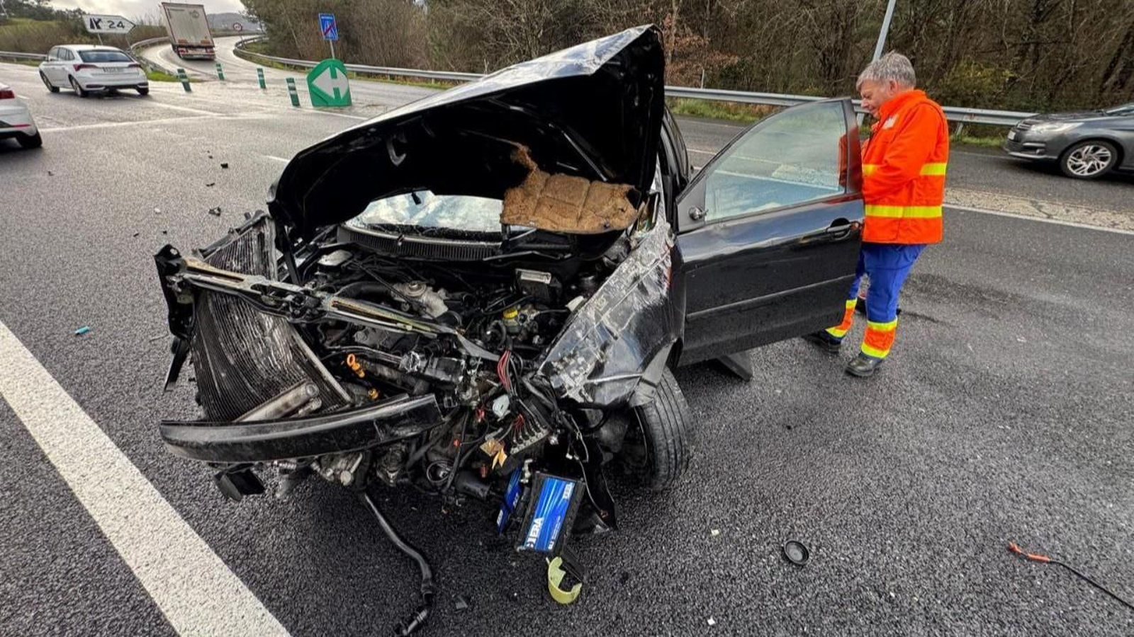 La parte delantera del coche quedó totalmente destrozada tras dar vueltas de campana en la A-55.