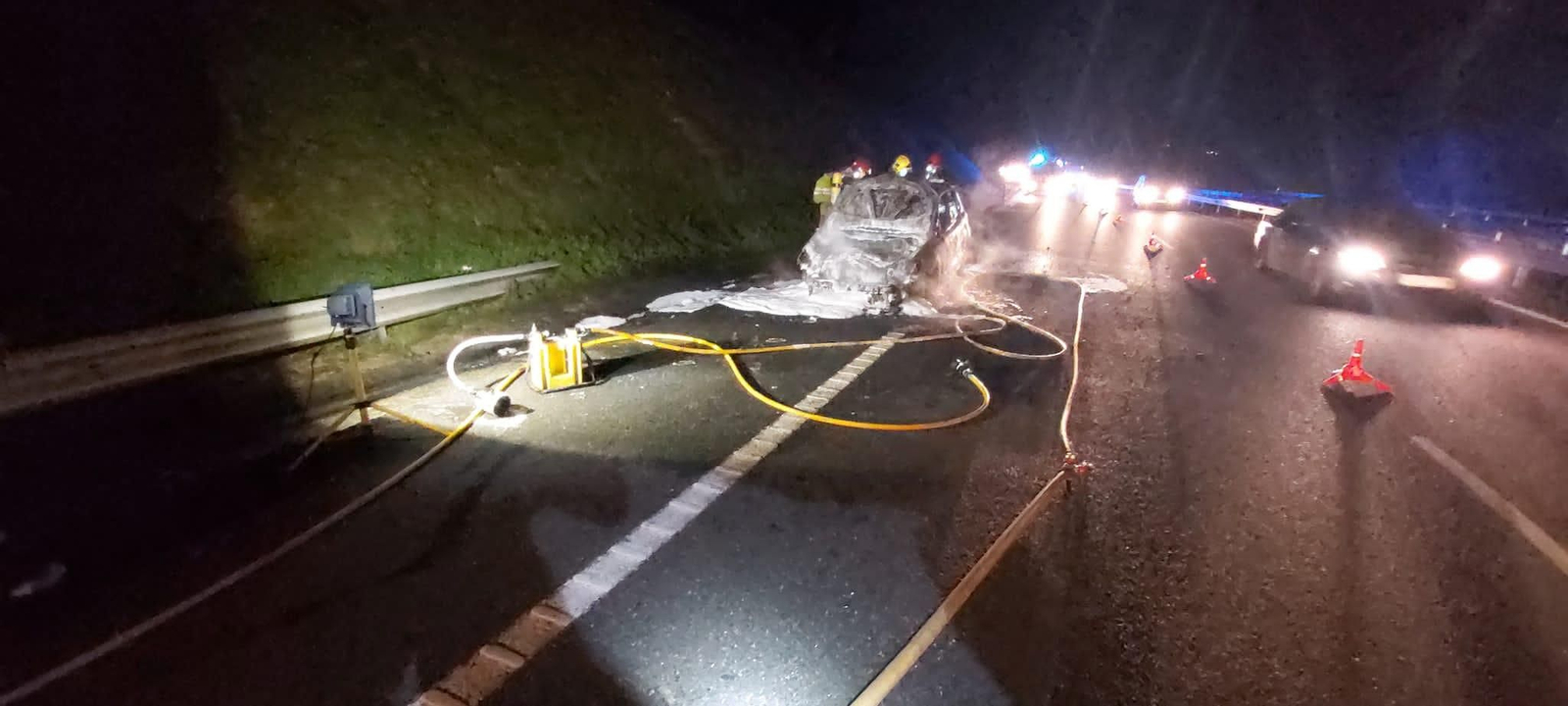 Vehículo calcinado en la A-52. (FOTO: GES Ribadavia)