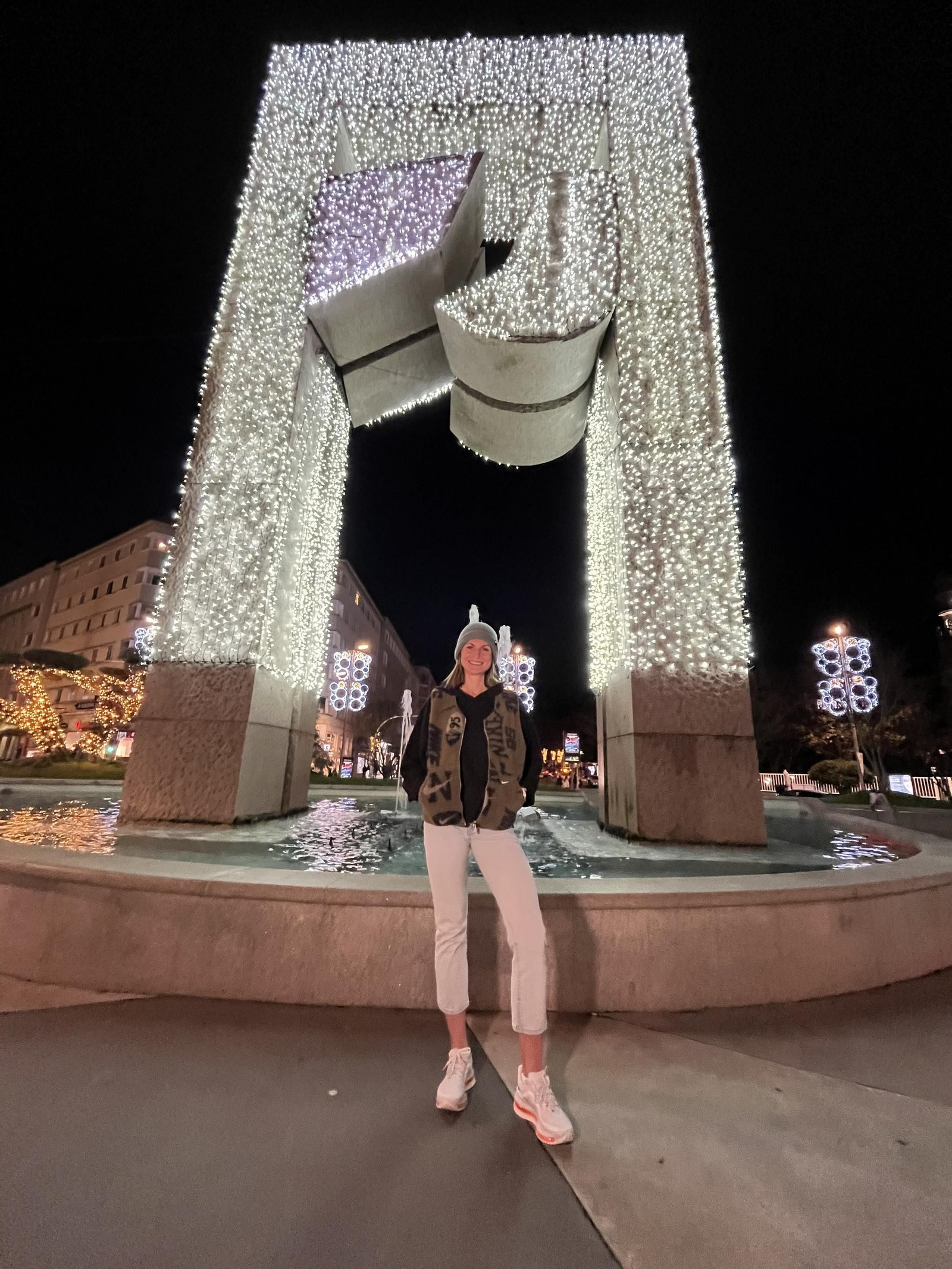 La dueña del récord de Europa del 3.000 obstáculos posa bajo la puerta del Atlántico más navideña.