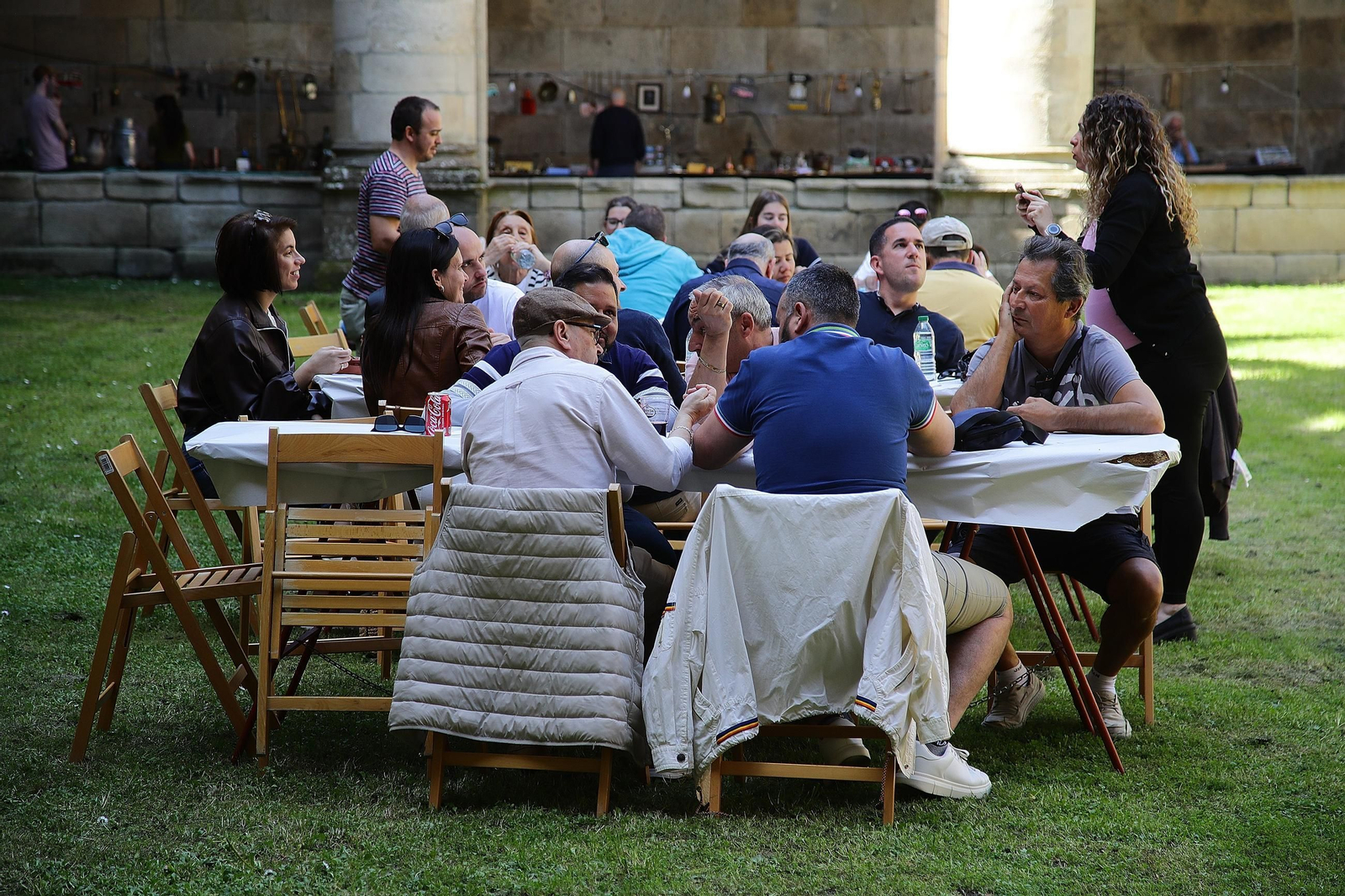 Los jardines del Claustro llenos de comensales disfrutando del buen tiempo y las fabas.