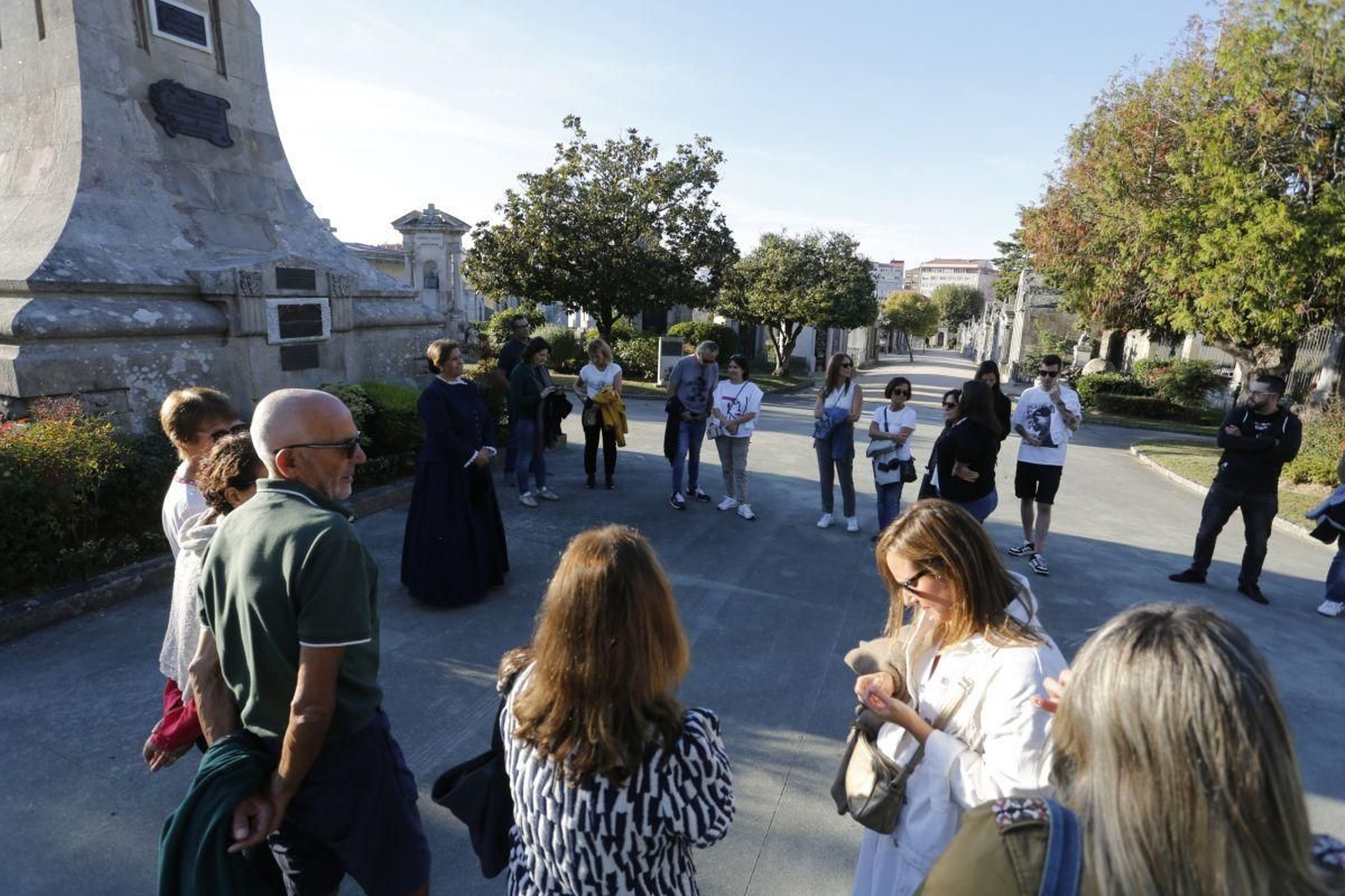 La visitadora de cárceles, Concepción Arenal, abrió el primer turno en los recorridos guiados por el cementerio de Pereiró. La primera sesión se celebró en festivo y permitió el acceso de 75 participantes en tres grupos.