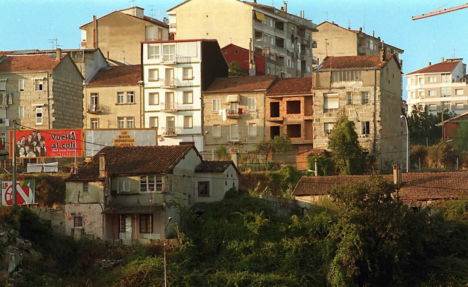 La construcción del emblemático Puente del Milenio hace 25 años cambiaba el skyline de Ourense, en fotos