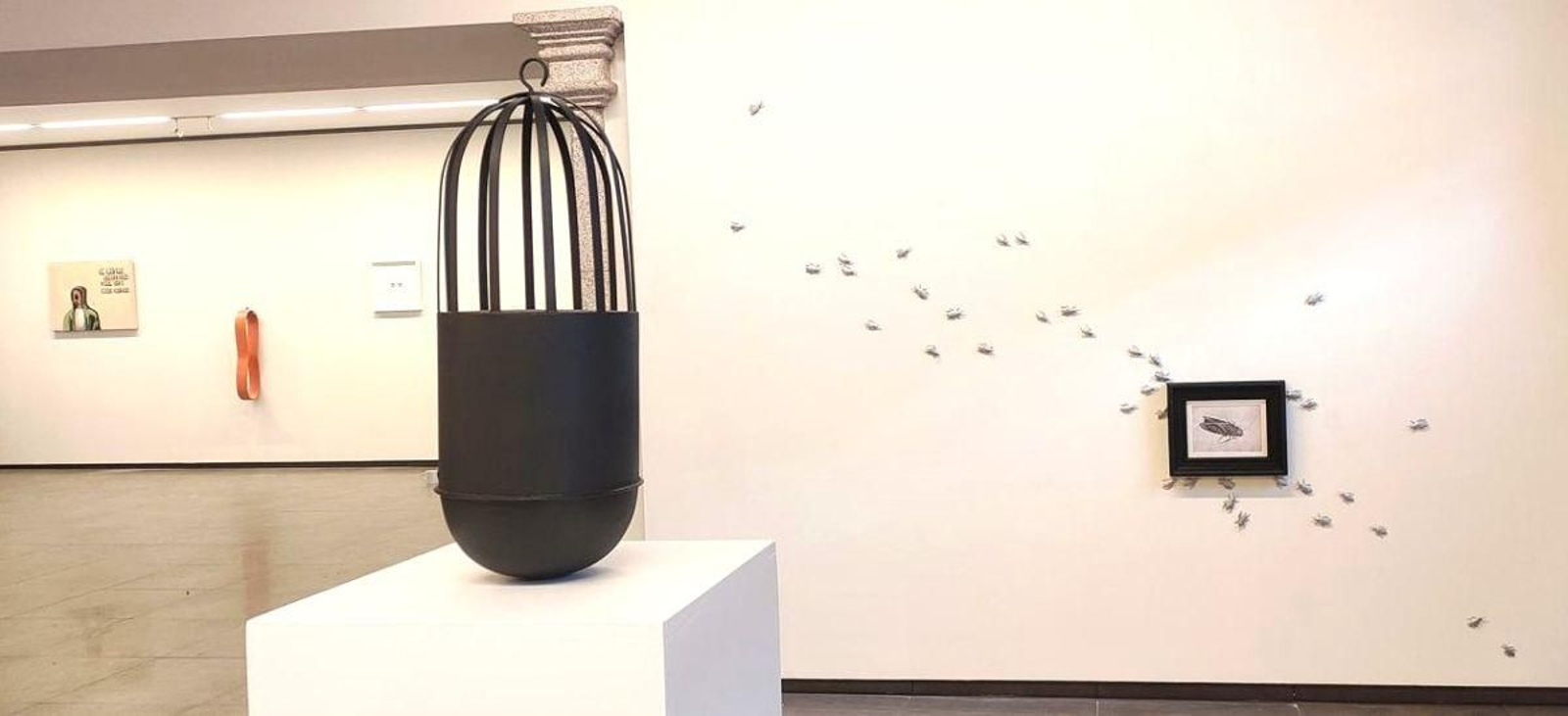 Vista da sala coas obras de Mónica Oliveira e Paula Noya en primeiro termo.