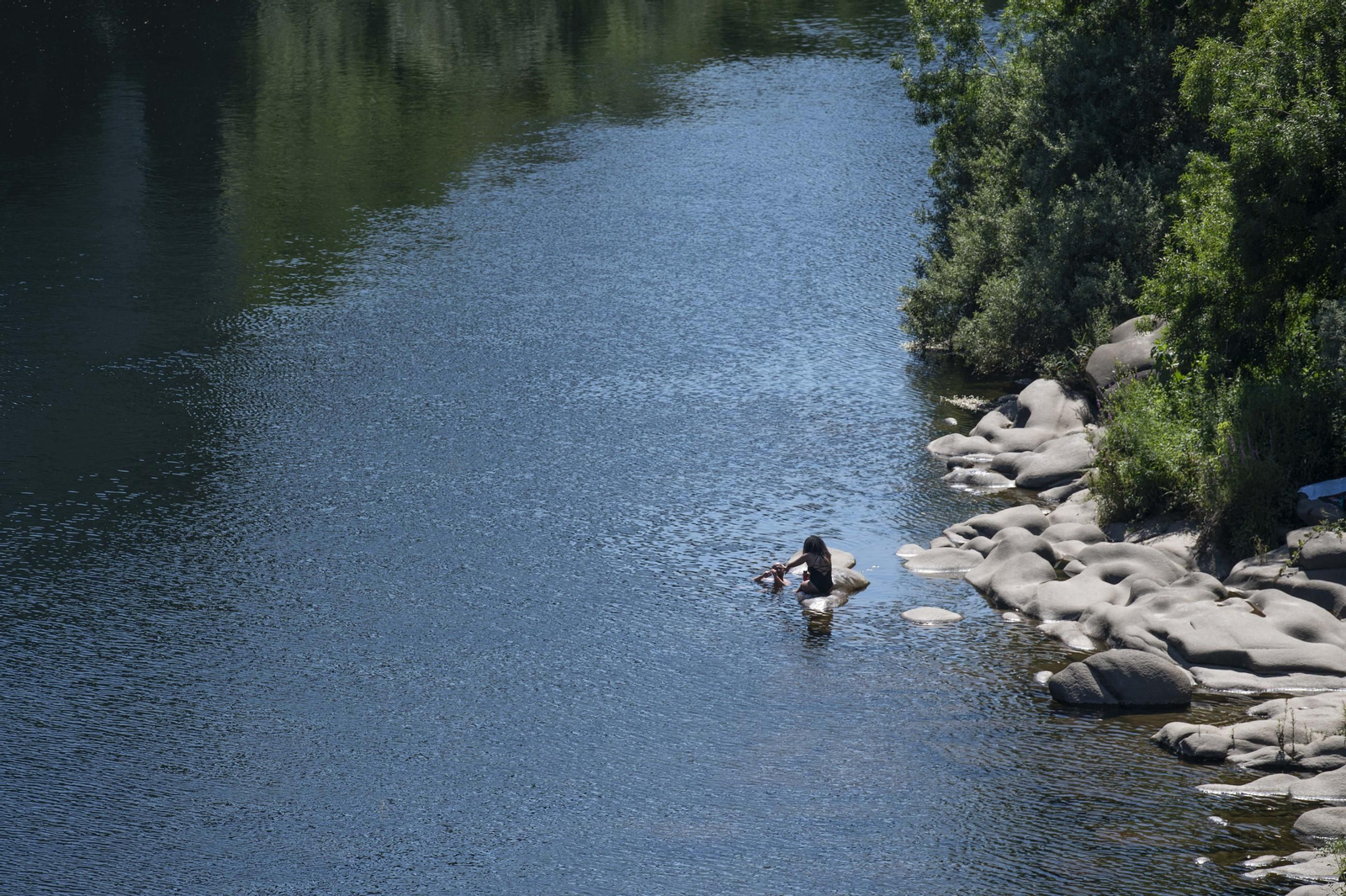 Galería | Los ourensanos combaten las altas temperaturas con sombras, piscinas y ríos