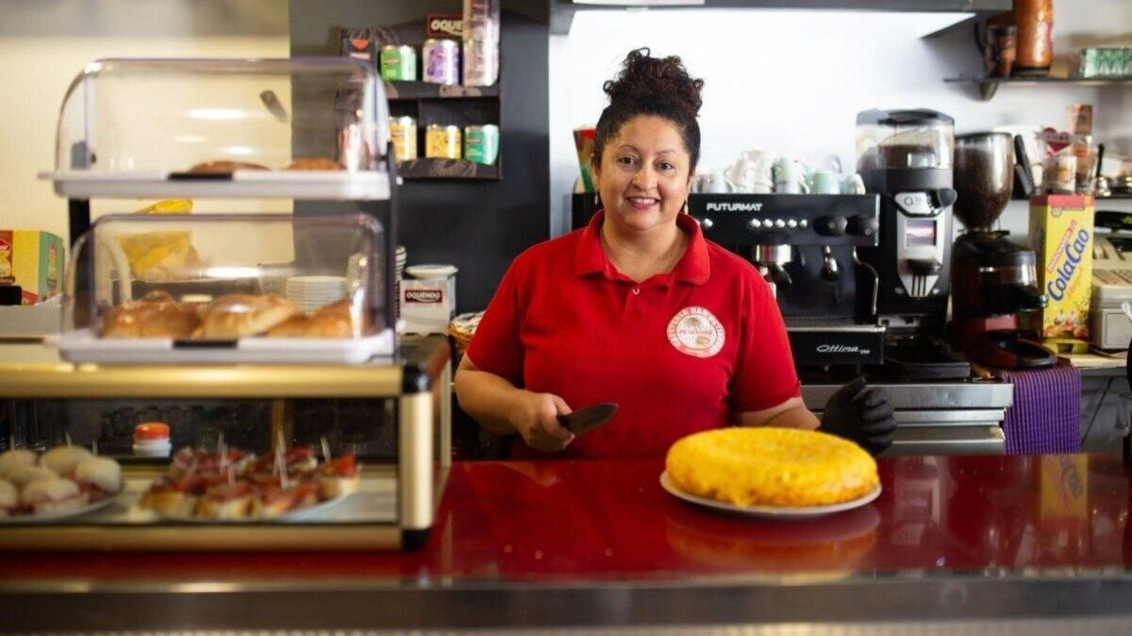 Silvia Pinto, ante su famosa tortilla en la Cafetería Bar Petiskoss.