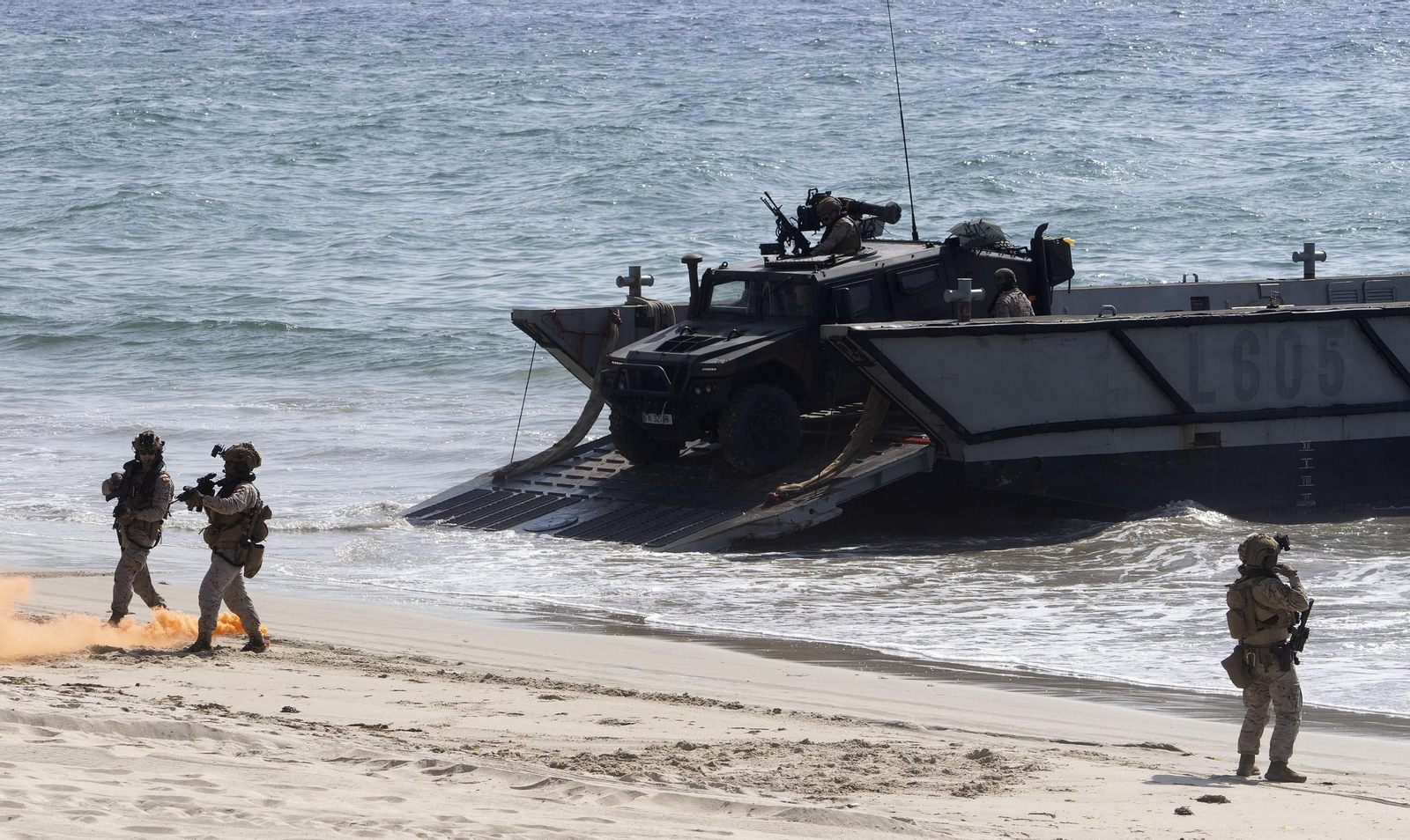 Galería | Felipe VI participa en la revista naval y presencia la exhibición de militares en Samil