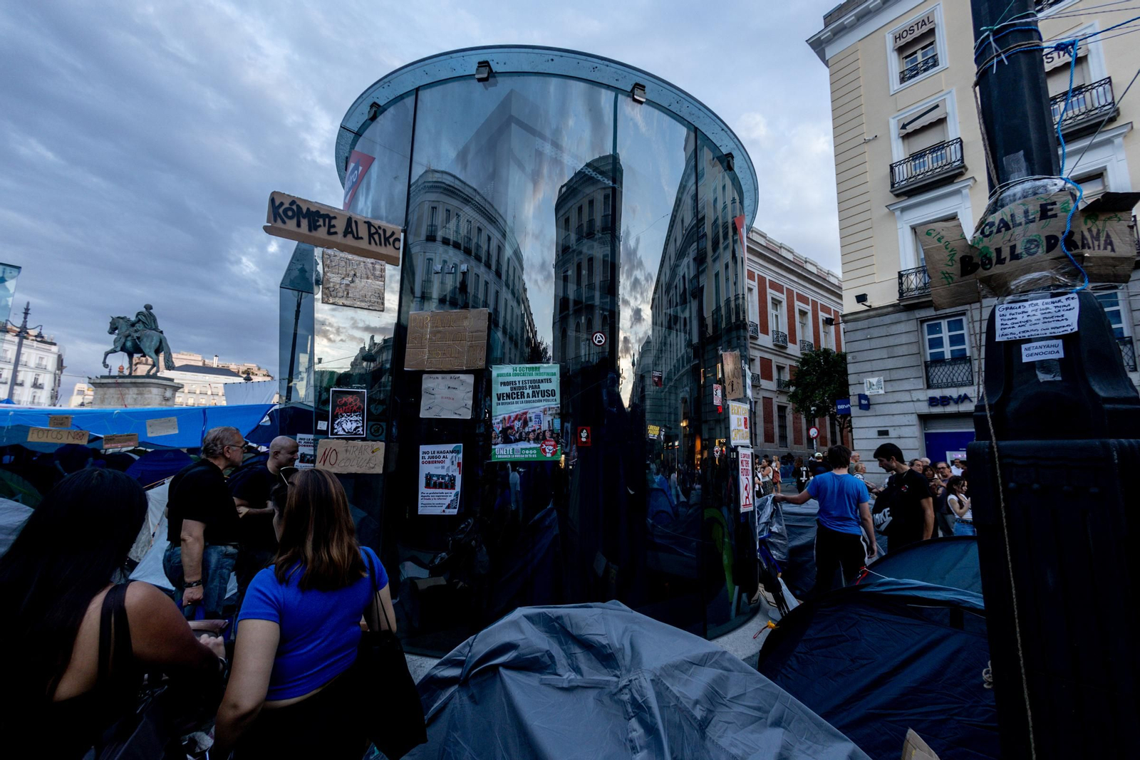 Galería | La acampada de Sol por una vivienda digna se sigue extendiendo y los congregados insisten en esta medida de presión