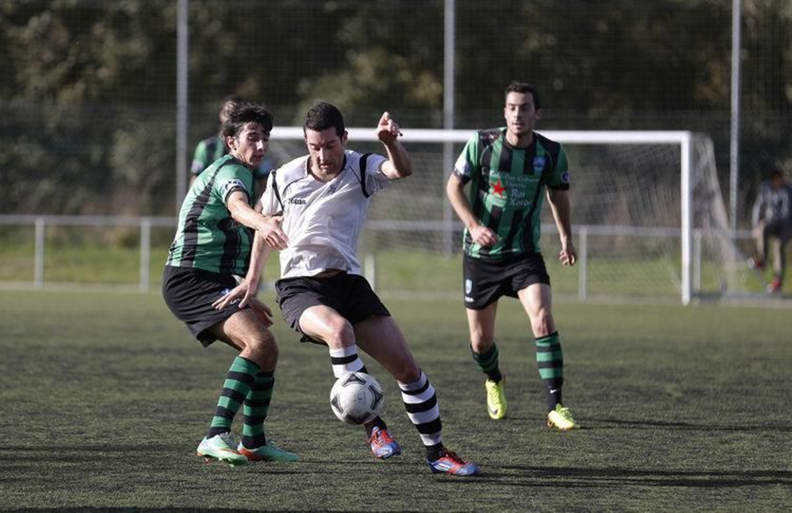 El pontino Iván intenta marcharse con el balón ante la marca del mediocampista alaricano Beto (XESÚS FARIÑAS)