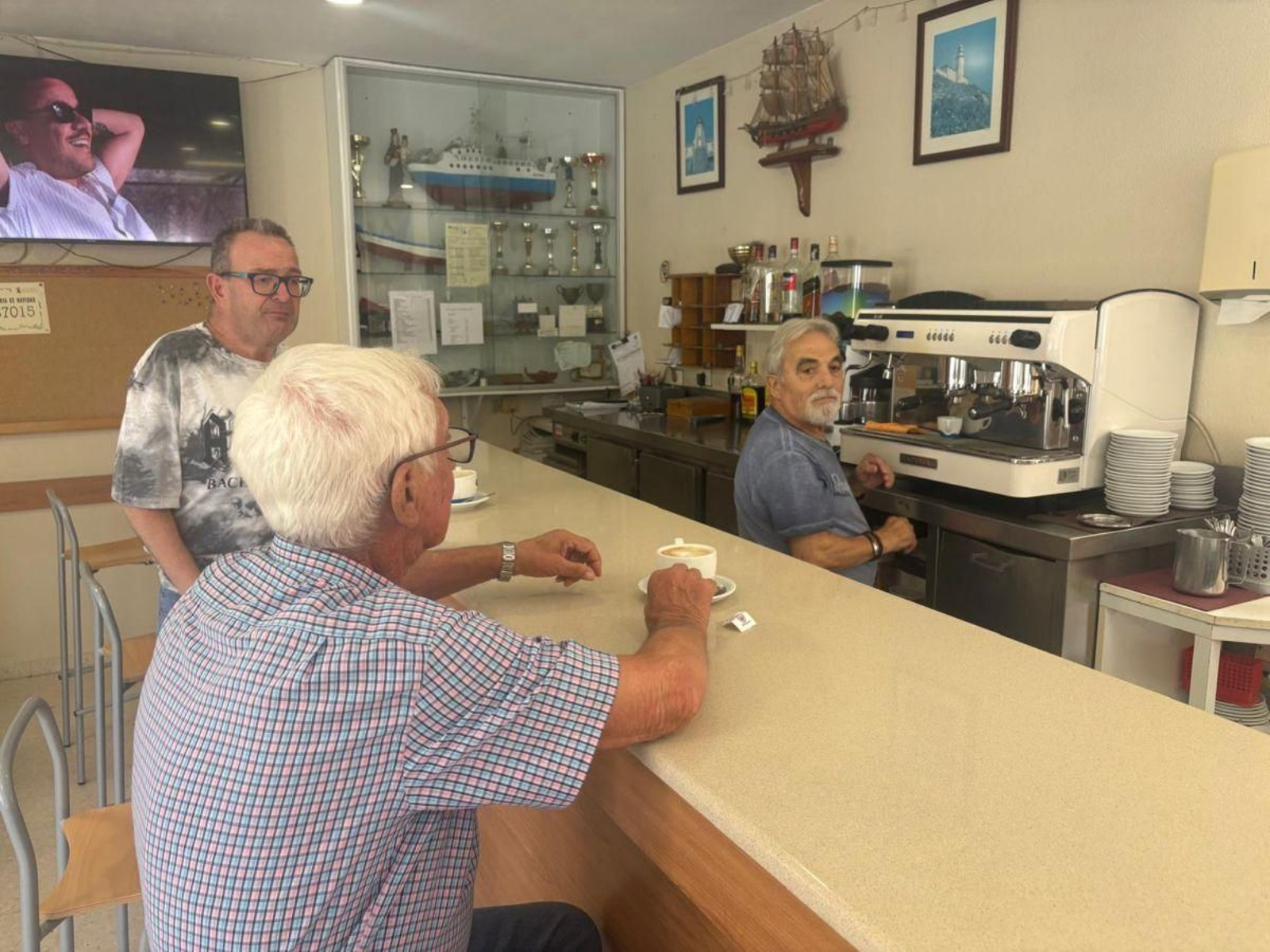 Los clientes, ayer, no dejaban de pensar en otro lugar donde poder tomar un café mientras juegan su partida.