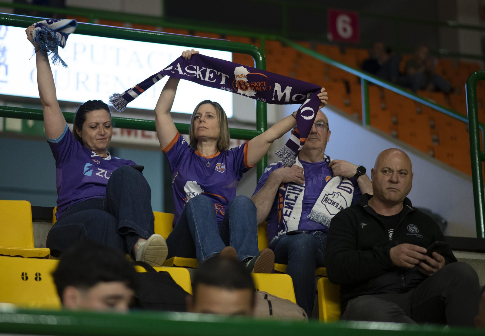 Galería | El Pazo aplaudió a un COB que lo dejó todo ante el Palencia